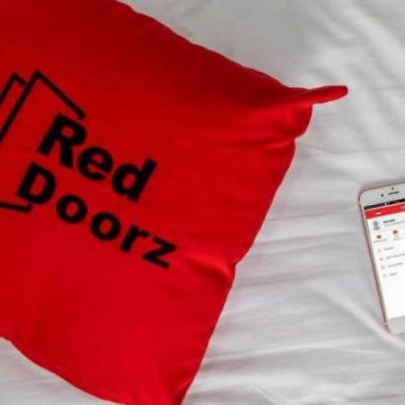 Hotel Reddoorz @ Panglima Polim 2 Giacarta Esterno foto